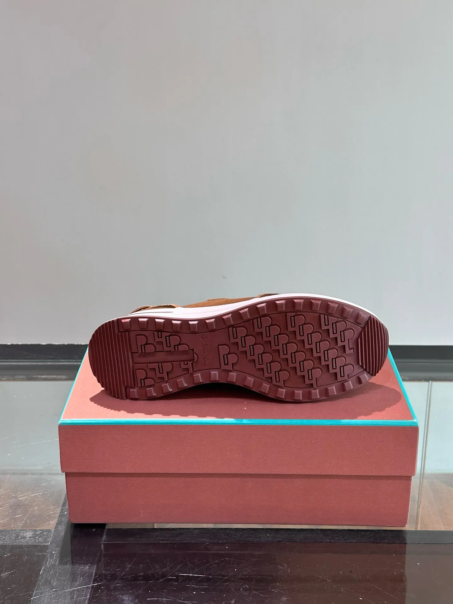 Factory price: 540💰Loro men's shoes💰iana niche Loro classic jogging shoes, men's lace-up casual shoes and sneakers, high-quality lightweight and comfortable fabrics, suitable for outdoor leisure, the color scheme is young and energetic, and it looks great with sportswear or casual suits! Size: 39-46 (customized sizes of 45 and 46 are non-refundable)
